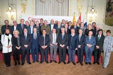 Morales recoge la Medalla de Oro de la Cámara por el servicio del Cabildo a la economía de la Isla (Foto TA)